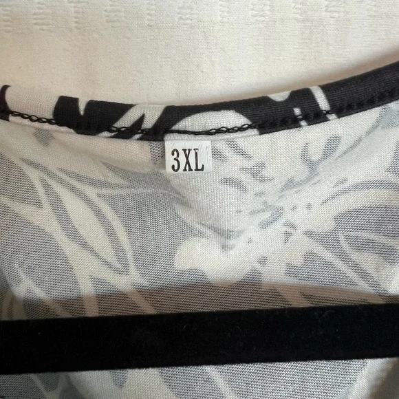 🖤 Women’s 3XL Black & White Floral Top w/ Ladder Sleeves 🖤 - Picture 4 of 7